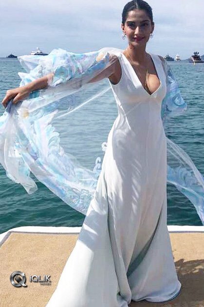 Sonam-Kapoor-At-Cannes-Festival